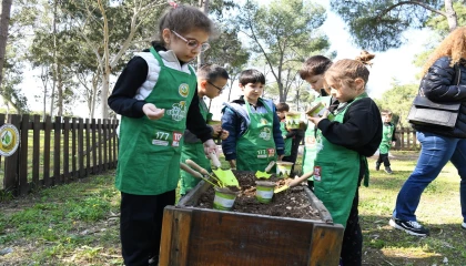Orman Okulunda miniklere doğa dersi