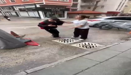 Ortaokul öğrencisi akranını saçından tutup yere yatırdı, kafasına ayağıyla bastı