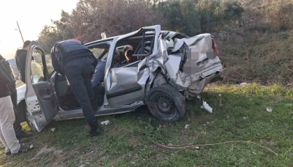 Osmaniyede minibüs ile otomobil çarpıştı: 2 yaralı