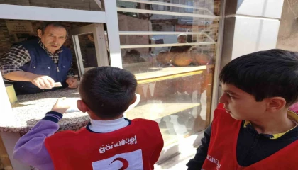 Osmaniyede minik öğrencilerden askıda ekmek kampanyasına destek