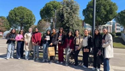 Osmaniyede öğrenciler Kadınlar Gününde gül şeklinde mum dağıttı