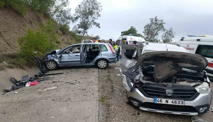 Osmaniyede otomobil ile ticari araç çarpıştı: 6 yaralı