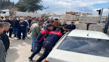 Osmaniyede otomobil inşaat malzemelerine çarptı: 2si ağır 3 yaralı