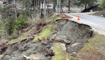 Osmaniyede yoğun yağmur sonrası yol çöktü