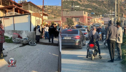 Otomobille çarpışan motosikletli ağır yaralandı