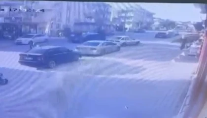 Otomobille çarpışan motosikletteki 2 kişi metrelerce savruldu: 3 yaralı