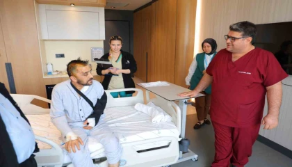 Otomobille giderken kafasına kaya yuvarlandı, başarılı ameliyatla sağlığına kavuştu