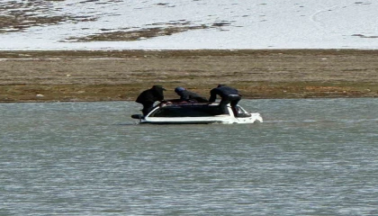 Otomobille girdikleri gölde mahsur kaldılar