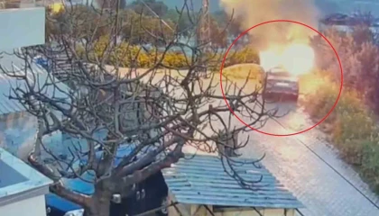 Park halindeki otomobili benzin döküp kundaklamak isterken kendini yaktı