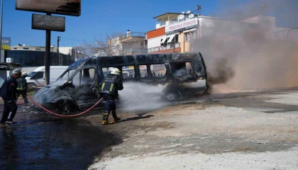 Park halindeki servis ve otomobil alev alev yandı, araç sahibi kriz geçirdi