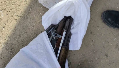 Polisten kaçarken içi kalaşnikof dolu çuvalı yola atan şahıslar yakayı ele verdi