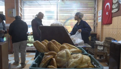 Ramazan ayında zam yapmayan fırıncı ekmeği ve pideyi 10 TLden satıyor