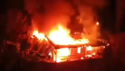 Saimbeylide alev alev yanan ev kullanılamaz hale geldi