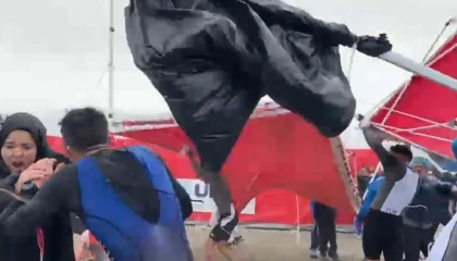 Salda Duatlonu Türkiye Kupasında şiddetli rüzgar çadır ve bariyerleri uçurdu, o anlar kameralara yansıdı