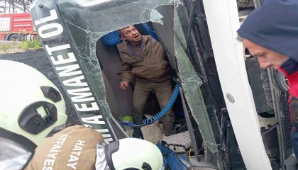 Samandağda devrilen tırın sürücüsü yaralandı