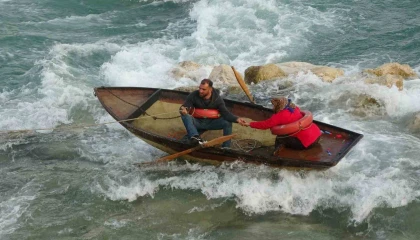 Seyhan Nehrinde can pazarı: Ele ele tutuşup yardım beklediler