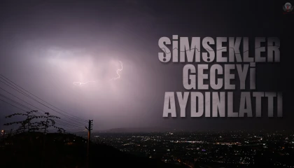 Şimşeklerin geceyi aydınlattığı Hatayda dolu yağışı yolları göle çevirdi