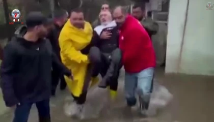 Suların yükseldiği evinde mahsur kalan felçli adamın yardımına Kızılay ekipleri yetişti