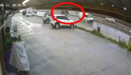 Sürücüsü markete gitti, el freni çekilmeyen otomobil ana yola çıktı