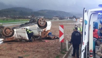 Takla atan otomobildeki 2 kişi yaralandı