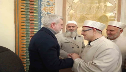 Tarihi Ulu Camide deprem sonrası ilk bayram namazı kılındı