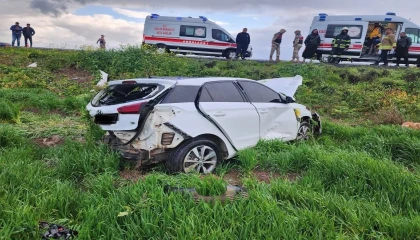 Tarlaya uçarak hurdaya dönen otomobildeki 2 kişi yaralandı