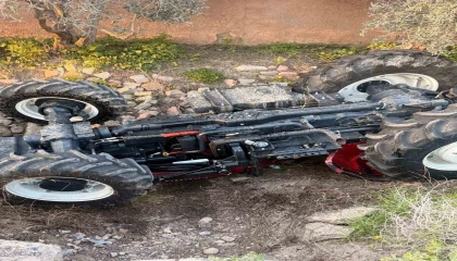 Tarsusta traktör devrildi: 1 ölü