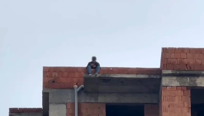 Tartıştığı eşi telefonlara bakmıyor diye çatıya çıktı