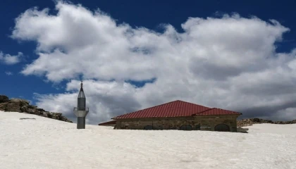 Torosların zirvesinde 741 yıllık cami kar altında kaldı