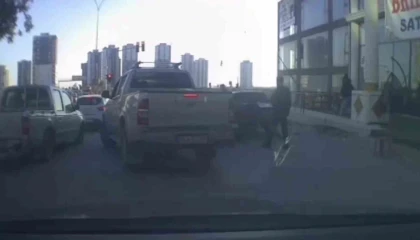 Trafikte tartıştıkları kişinin aracına sopa ve sandalyelerle saldırdılar