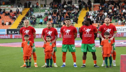 Trendyol Süper Lig: Corendon Alanyaspor: 2 - Kocaelispor: 0 (İlk yarı)