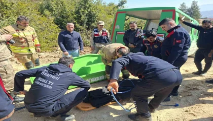 Uçuruma yuvarlanan hafriyat kamyonunun sürücüsü hayatını kaybetti