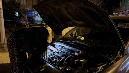 Uygulama noktasında arızalanan otomobilin yardımına, uygulamada durdurulan genç kadın usta koştu