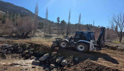 Yağışlar sonrası kapanan yol yeniden ulaşıma açıldı