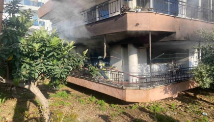 Yanan evden 4 yaşındaki yeğenini çıkarmak isterken yaralandı