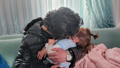 Yangından kurtardığı bebekle buluştu, duygusal anlar yaşandı