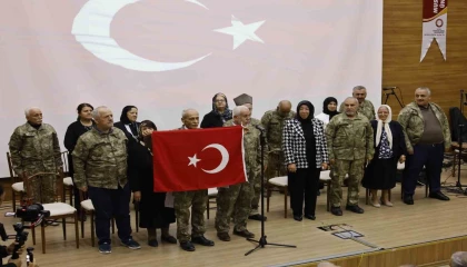 Yıllar sonra yeniden kamuflaj giyen yaşlılar, şiir okuyup duygu dolu anlar yaşadılar