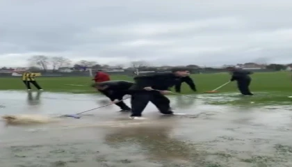 Yoğun yağış nedeniyle oluşan su birikintilerini taraftar ve görevliler temizledi
