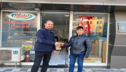 Yola savrulan parasını toplayan esnafı yapılan haberlerde görüp parasını teslim aldı