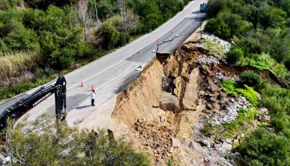 Yolda heyelan: Yarısı çöktü, içme suyu hattı zarar gördü
