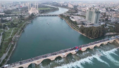 Yüreğir Belediyesi tarihi Taşköprüde halk iftarı düzenledi