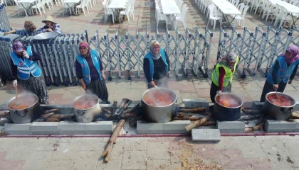 71 mahalleden kadınlar 71 kazanda yemek yaptı, binlerce kişiye ikram etti