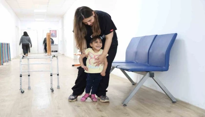 Ada Sunun 2 yıl süren fizik tedaviyle ilk adımlarını atması yürekleri ısıttı