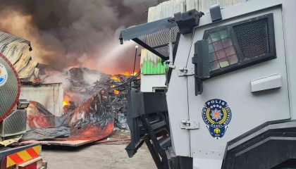 Adana Valisi Yavuz: Yangın 5 iş yerine sirayet etti ancak çevrelendi