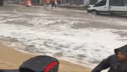 Adanada dolu, sağanak ve hortum hayatı felç etti