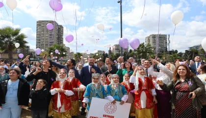 Adanada gökyüzüne mor balonlar bırakıldı
