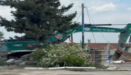 Adanada göl kıyısındaki kaçak yapıların yıkımı sürüyor