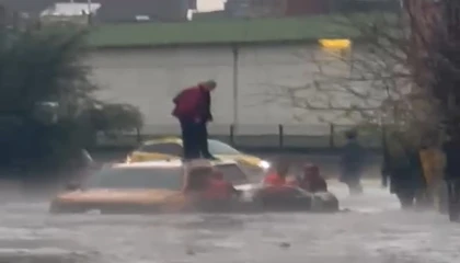 Adanada göle dönen yolda mahsur kalan araçtaki 2 kişi kurtarıldı