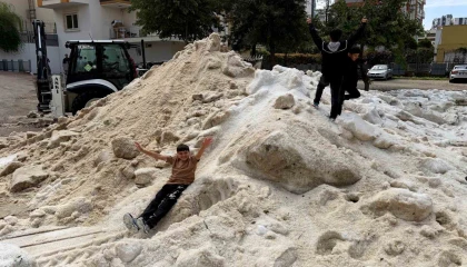 Adanada nisan ayında çocukların kar topu keyfi