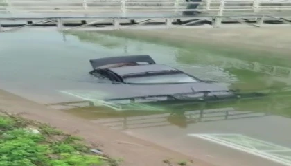 Adanada otomobil sulamana kanalına düştü